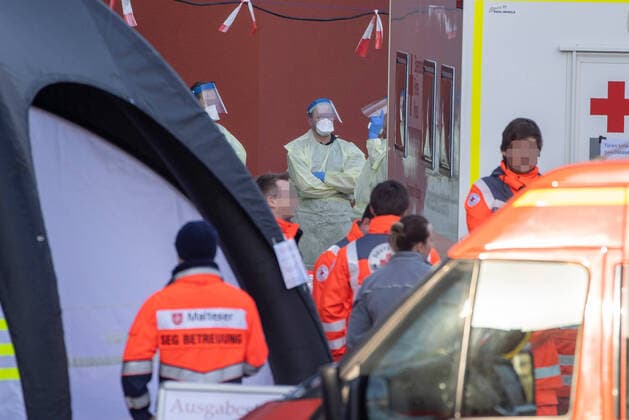 Wuerzburg, Seniorenheim Ehehaltenhaus - St.Nikolaus 28.03.2020, Kohorten-Isolierung wird im Seniorenheim St. Nikolaus vorbereitet Bild: Einsatzkraefte bereiten sich in Schutzanzuegen auf den Einsatz vor Copyright: HMBxMedia xHeikoxBecker