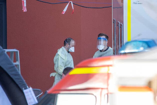 Wuerzburg, Seniorenheim Ehehaltenhaus - St.Nikolaus 28.03.2020, Kohorten-Isolierung wird im Seniorenheim St. Nikolaus vorbereitet Bild: Einsatzkraefte bereiten sich in Schutzanzuegen auf den Einsatz vor Copyright: HMBxMedia xHeikoxBecker