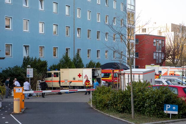 Wuerzburg, Seniorenheim Ehehaltenhaus - St.Nikolaus 28.03.2020, Kohorten-Isolierung wird im Seniorenheim St. Nikolaus vorbereitet Bild: Kohorten-Isolierung wird im Seniorenheim St. Nikolaus von Feuerwehr, Johanitern, Malteser und Rotem Kreutz vorbereitet, Den zwölften Todesfall meldete das Gesundheitsamt am Freitagabend. Nun soll eine sogenannte Kohorten-Isolierung die weitere Ausbreitung verhindern: 44 Bewohner, die aktuell positiv getestet sind, will man in zwei bis drei isolierten Stationen im Heim zusammenziehen. Copyright: HMBxMedia xHeikoxBecker