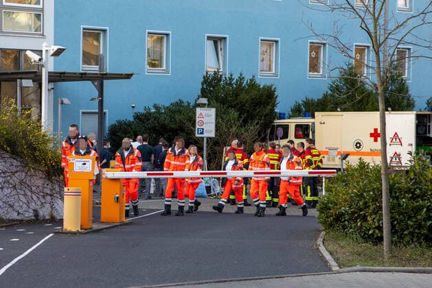 Wuerzburg, Seniorenheim Ehehaltenhaus - St.Nikolaus 28.03.2020, Kohorten-Isolierung wird im Seniorenheim St. Nikolaus vorbereitet Bild: Kohorten-Isolierung wird im Seniorenheim St. Nikolaus von Feuerwehr, Johanitern, Malteser und Rotem Kreutz vorbereitet, Den zwölften Todesfall meldete das Gesundheitsamt am Freitagabend. Nun soll eine sogenannte Kohorten-Isolierung die weitere Ausbreitung verhindern: 44 Bewohner, die aktuell positiv getestet sind, will man in zwei bis drei isolierten Stationen im Heim zusammenziehen. Copyright: HMBxMedia xHeikoxBecker