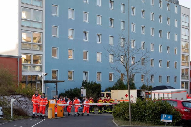 Wuerzburg, Seniorenheim Ehehaltenhaus - St.Nikolaus 28.03.2020, Kohorten-Isolierung wird im Seniorenheim St. Nikolaus vorbereitet Bild: Kohorten-Isolierung wird im Seniorenheim St. Nikolaus von Feuerwehr, Johanitern, Malteser und Rotem Kreutz vorbereitet, Den zwölften Todesfall meldete das Gesundheitsamt am Freitagabend. Nun soll eine sogenannte Kohorten-Isolierung die weitere Ausbreitung verhindern: 44 Bewohner, die aktuell positiv getestet sind, will man in zwei bis drei isolierten Stationen im Heim zusammenziehen. Copyright: HMBxMedia xHeikoxBecker