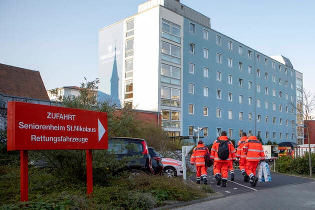 Wuerzburg, Seniorenheim Ehehaltenhaus - St.Nikolaus 28.03.2020, Kohorten-Isolierung wird im Seniorenheim St. Nikolaus vorbereitet Bild: Kohorten-Isolierung wird im Seniorenheim St. Nikolaus von Feuerwehr, Johanitern, Malteser und Rotem Kreutz vorbereitet, Den zwölften Todesfall meldete das Gesundheitsamt am Freitagabend. Nun soll eine sogenannte Kohorten-Isolierung die weitere Ausbreitung verhindern: 44 Bewohner, die aktuell positiv getestet sind, will man in zwei bis drei isolierten Stationen im Heim zusammenziehen. Copyright: HMBxMedia xHeikoxBecker