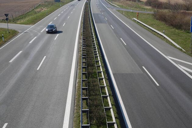 Blick am Freitag (27.03.2020) unweit von Böhlendorf (Landkreis Vorpommern Rügen) auf die fast leere Autobahn A20. Die Autobahn ist eine der Hauptverkehrsadern in Mecklenburg Vorpommern und wird in der Regel von Einheimischen und Touristen intensiv genutzt. Gegenwärtig hat sich das Fahrzeugaufkommen infolge der Corona – Krise jedoch schlagartig geändert.