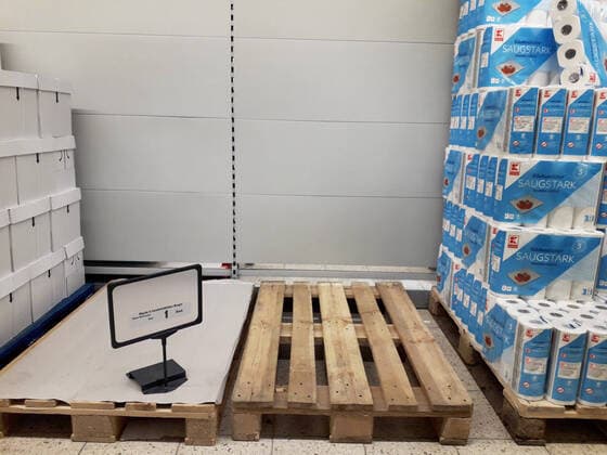 Einkauf bei einem Discounter im Raum Hannover. Leere Regale in den Bereichen Klopapier. Einkauf