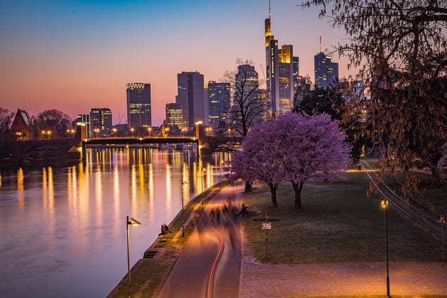 Deutschland - Frankfurt - 27.03.2020 in Zeiten von Corona Impressionen aus Frankfurt Frankfurter Skyline angeführt mit dem Commerzbank Tower im Sonnenuntergang Wirtschaft Impressionen aus Frankfurt am Main