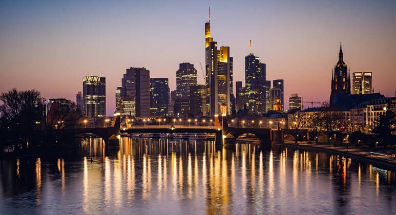 Deutschland - Frankfurt - 27.03.2020 in Zeiten von Corona Impressionen aus Frankfurt Frankfurter Skyline angeführt mit dem Commerzbank Tower im Sonnenuntergang Wirtschaft Impressionen aus Frankfurt am Main