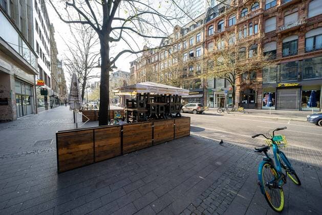 Deutschland - Frankfurt - 27.03.2020 in Zeiten von Corona Impressionen aus Frankfurt leere Kaiserstraße und Gaststätten, Gastronomie und lokale Läden haben geschlossen. Wirtschaft Impressionen aus Frankfurt am Main