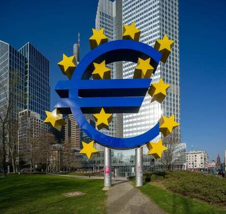 Deutschland - Frankfurt am Main - Willy Brandt Platz - 27.03.2020 in Zeiten von Corona Impressionen aus Frankfurt Euro-Skulptur vor dem Eurotower Wirtschaft Impressionen aus Frankfurt am Main