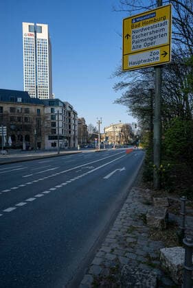 Deutschland - Frankfurt - 27.03.2020 in Zeiten von Corona Impressionen aus Frankfurt leere Straßen Taunusanlage in Frankfurt im Hintergrund UBS Europe SE Wirtschaft Impressionen aus Frankfurt am Main