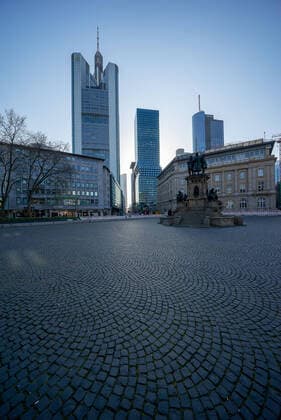 Deutschland - Frankfurt - 27.03.2020 in Zeiten von Corona Impressionen aus Frankfurt Roßmarkt und im Hintergrund die Commerzbank Wirtschaft Impressionen aus Frankfurt am Main
