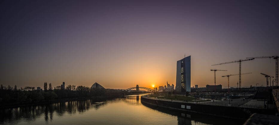 Deutschland - Frankfurt - 27.03.2020 in Zeiten von Corona Impressionen aus Frankfurt EZB - European Central Bank und die Skyline von Frankfurt im Sonnenuntergang und Baukräne Wirtschaft Impressionen aus Frankfurt am Main