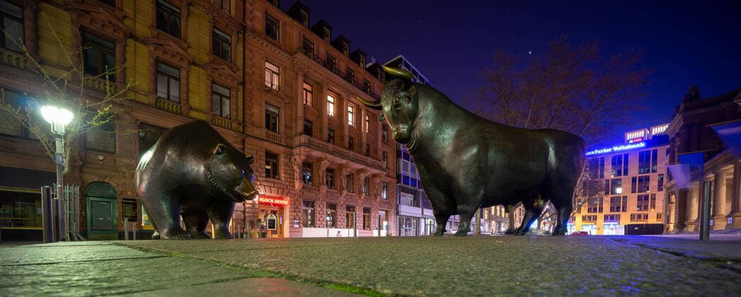 Deutschland - Frankfurt - 27.03.2020 in Zeiten von Corona Impressionen aus Frankfurt der Bär und Bulle vor dem Haupteingang der Frankfurter Börse Wirtschaft Impressionen aus Frankfurt am Main