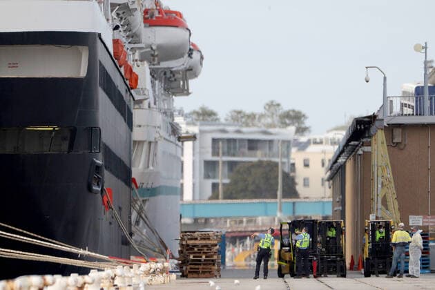 COVID-19 CRUISE PASSENGERS PERTH, Police are seen next to the cruise ship Vasco da Gama in Fremantle harbour in Fremantle, Saturday, March 28, 2020. 800 Australian passengers from the Vasco da Gama cruise ship will be quarantined either on WA s Rottnest Island or in a hotel for two weeks. ( NO ARCHIVING, EDITORIAL USE ONLY, NO USE IN BOOKS WITHOUT CONSENT PERTH WA AUSTRALIA  Copyright: xRICHARDxWAINWRIGHTx 20200328001460578094