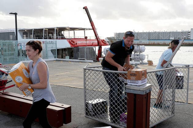 COVID-19 CRUISE PASSENGERS PERTH, Staff from Frankie s on Rotto Pizzeria on Rottnest Island offload boxes of alcohol from a Rottnest Express ferry in Fremantle harbour in Fremantle, Saturday, March 28, 2020. Rottnest Island has been evacuated to make way for some of the 800 Australian passengers from the Vasco da Gama cruise ship who will be quarantined either on WA s Rottnest Island or in a hotel for two weeks. ( NO ARCHIVING, EDITORIAL USE ONLY, NO USE IN BOOKS WITHOUT CONSENT PERTH WA AUSTRALIA  Copyright: xRICHARDxWAINWRIGHTx 20200328001460578414
