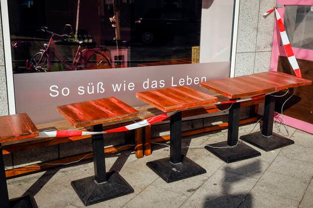 27.03.2020, Essen, Ruhrgebiet, Nordrhein-Westfalen, Deutschland - Coronakrise, geschlossene Geschaefte und Restaurants auf der Ruettenscheider Strasse, hier das Cafe Zucca mit rot weissem Flatterband abgesperrten Aussenbereich, SO SUESS WIE DAS LEBEN Essen Nordrhein-Westfalen Deutschland