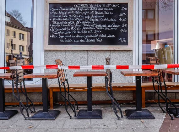 27.03.2020, Essen, Ruhrgebiet, Nordrhein-Westfalen, Deutschland - Coronakrise, geschlossene Geschaefte und Restaurants auf der Ruettenscheider Strasse, hier das Cafe Zucca mit rot weissem Flatterband abgesperrten Aussenbereich, SO SUESS WIE DAS LEBEN Essen Nordrhein-Westfalen Deutschland