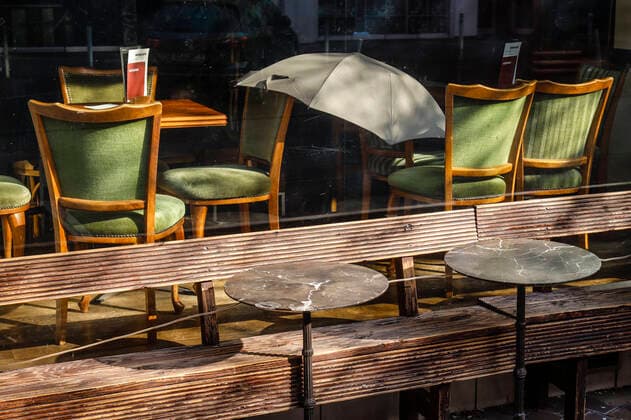 27.03.2020, Essen, Ruhrgebiet, Nordrhein-Westfalen, Deutschland - Coronakrise, geschlossene Geschaefte und Restaurants auf der Ruettenscheider Strasse, hier das Cafe Zweibar mit abgesperrtem Aussenbereich. Essen Nordrhein-Westfalen Deutschland