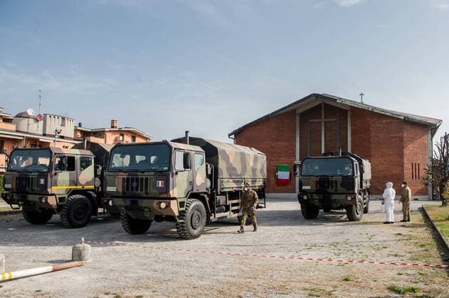 Seriate. Bergamo. Army medical staff clears the coffins in the church of San Giuseppe in Seriate and transports them with the use of five Army trucks killed by COVID19 Coronavirus (Carlo Cozzoli Fotogramma, Seriate - 2020-03-28) p.s. la foto e utilizzabile nel rispetto del contesto in cui e stata scattata, e senza intento diffamatorio del decoro delle persone rappresentate  Copyright: xCarloxCozzolix xFOTOGRAMMAx