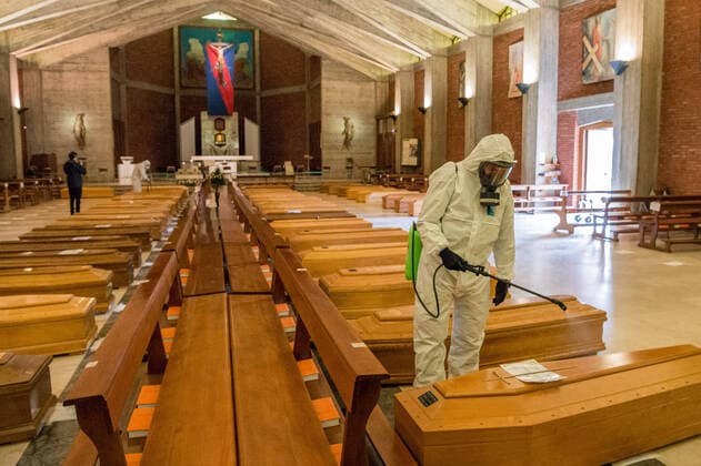 Seriate. Bergamo. Army medical staff clears the coffins in the church of San Giuseppe in Seriate and transports them with the use of five Army trucks killed by COVID19 Coronavirus (Carlo Cozzoli Fotogramma, Seriate - 2020-03-28) p.s. la foto e utilizzabile nel rispetto del contesto in cui e stata scattata, e senza intento diffamatorio del decoro delle persone rappresentate  Copyright: xCarloxCozzolix xFOTOGRAMMAx