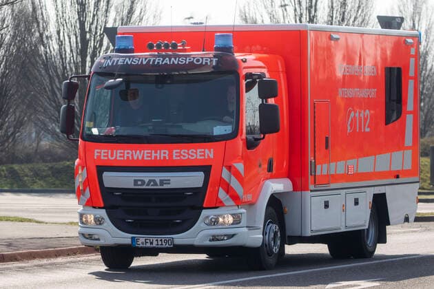 28.03.2020, NRW , Essen , 2 Corona - Patienten aus Frankreich werden gegen 11.30 Uhr mit einem Militär - Hubschrauber aus Metz auf den Flughafen Essen-Mülheim geflogen und von dort aus in das Uniklinikum in Essen transportiert.