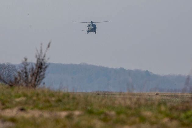 28.03.2020, NRW , Essen , 2 Corona - Patienten aus Frankreich werden gegen 11.30 Uhr mit einem Militär - Hubschrauber aus Metz auf den Flughafen Essen-Mülheim geflogen und von dort aus in das Uniklinikum in Essen transportiert.