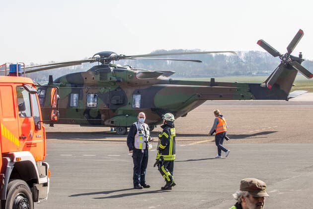 28.03.2020, NRW , Essen , 2 Corona - Patienten aus Frankreich werden gegen 11.30 Uhr mit einem Militär - Hubschrauber aus Metz auf den Flughafen Essen-Mülheim geflogen und von dort aus in das Uniklinikum in Essen transportiert.