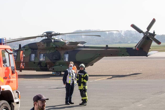 28.03.2020, NRW , Essen , 2 Corona - Patienten aus Frankreich werden gegen 11.30 Uhr mit einem Militär - Hubschrauber aus Metz auf den Flughafen Essen-Mülheim geflogen und von dort aus in das Uniklinikum in Essen transportiert.
