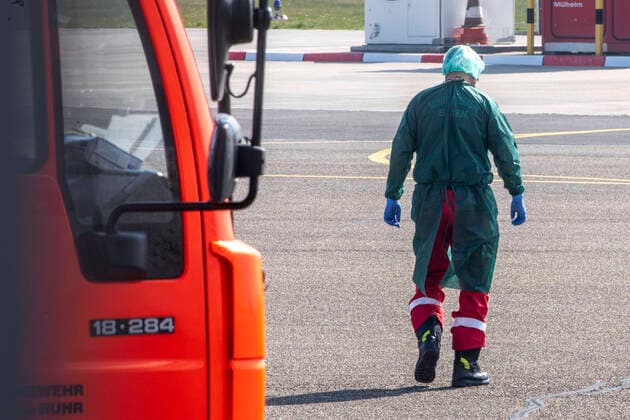 28.03.2020, NRW , Essen , 2 Corona - Patienten aus Frankreich werden gegen 11.30 Uhr mit einem Militär - Hubschrauber aus Metz auf den Flughafen Essen-Mülheim geflogen und von dort aus in das Uniklinikum in Essen transportiert.