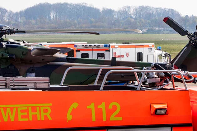 28.03.2020, NRW , Essen , 2 Corona - Patienten aus Frankreich werden gegen 11.30 Uhr mit einem Militär - Hubschrauber aus Metz auf den Flughafen Essen-Mülheim geflogen und von dort aus in das Uniklinikum in Essen transportiert.