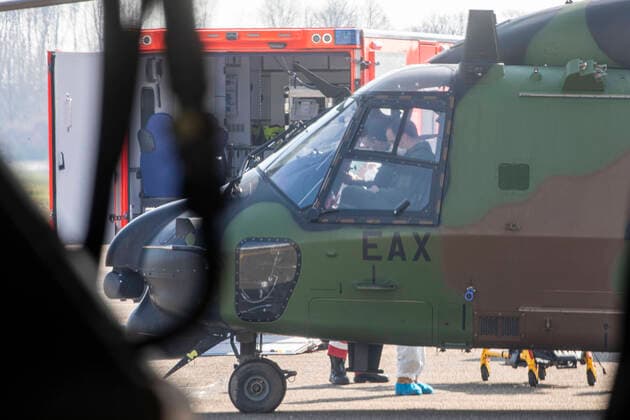 28.03.2020, NRW , Essen , 2 Corona - Patienten aus Frankreich werden gegen 11.30 Uhr mit einem Militär - Hubschrauber aus Metz auf den Flughafen Essen-Mülheim geflogen und von dort aus in das Uniklinikum in Essen transportiert.