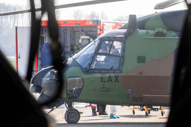 28.03.2020, NRW , Essen , 2 Corona - Patienten aus Frankreich werden gegen 11.30 Uhr mit einem Militär - Hubschrauber aus Metz auf den Flughafen Essen-Mülheim geflogen und von dort aus in das Uniklinikum in Essen transportiert.