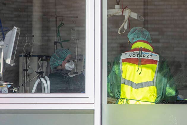 28.03.2020, NRW , Essen , 2 Corona - Patienten aus Frankreich werden gegen 11.30 Uhr mit einem Militär - Hubschrauber aus Metz auf den Flughafen Essen-Mülheim geflogen und von dort aus in das Uniklinikum in Essen transportiert. Der Patient wird im Uniklinikum Essen in einem Raum behandelt.