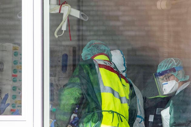 28.03.2020, NRW , Essen , 2 Corona - Patienten aus Frankreich werden gegen 11.30 Uhr mit einem Militär - Hubschrauber aus Metz auf den Flughafen Essen-Mülheim geflogen und von dort aus in das Uniklinikum in Essen transportiert. Der Patient wird im Uniklinikum Essen in einem Raum behandelt.