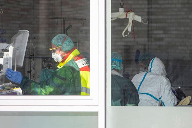 28.03.2020, NRW , Essen , 2 Corona - Patienten aus Frankreich werden gegen 11.30 Uhr mit einem Militär - Hubschrauber aus Metz auf den Flughafen Essen-Mülheim geflogen und von dort aus in das Uniklinikum in Essen transportiert. Der Patient wird im Uniklinikum Essen in einem Raum behandelt.