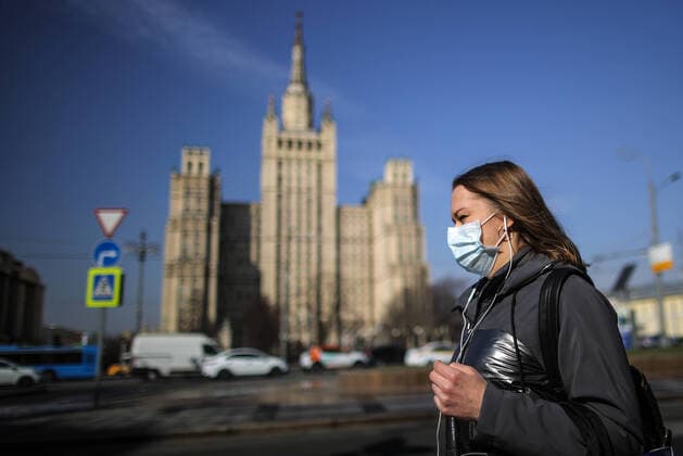 MOSCOW, RUSSIA - MARCH 28, 2020: A young woman in a face mask walks in Novinsky Boulevard in central Moscow during the pandemic of the novel coronvirus (COVID-19). As of 28 March 2020, Russia has reported more than 1200 confirmed cases of the novel coronavirus (COVID-19), with more than 800 confirmed cases in Moscow. Sergei Bobylev TASS  TS0D3AB4