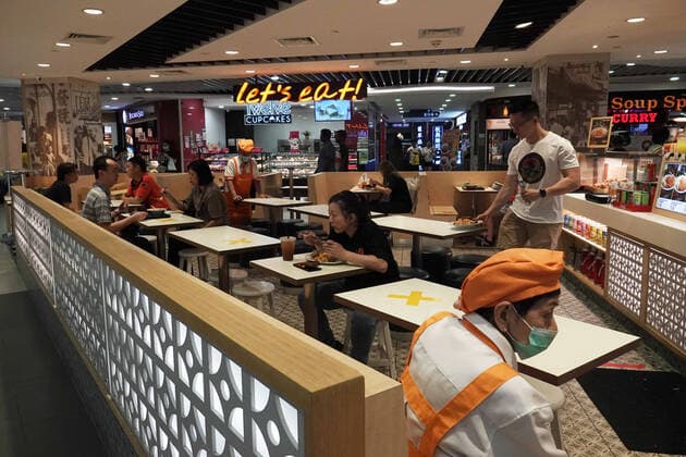 (200328) -- SINGAPORE, March 28, 2020 (Xinhua) -- A shopping mall implements social distancing measures by marking tables with cross in Singapore Bugis area on March 28, 2020. (Photo by Then Chih Wey Xinhua) SINGAPORE-COVID-19-SOCIAL DISTANCING 