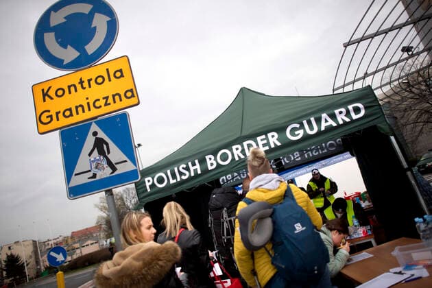 Germany-Poland Coronavirus Pandemic DEU, Deutschland, Germany, Brandenburg, Frankfurt Oder, 19.03.2020 Ein polnischer Grenzschutz und Gesundheitsbeamter mit einer Schutzmaske kontrolliert polnischen Buerger welche nach Polen zurueckkehren zum Schutz vor dem Coronavirus COVID-19 auf der Grenzbruecke zwischen Frankfurt an der Oder, Brandenburg, und Slubice in Polen. Polen hat aufgrund der hohen Zunahme von Coronafaellen in Deutschland seine Grenzen fuer EU Buerger geschlossen. A Polish border and health patrol guard with a protective face mask during a control of pedestrians and people crossing by car entering the town of Slubice Poland concerning the protection of the Coronavirus COVID-19 as European Union EU citizen movement restrictions and virus containment efforts are enforced on the Oder bridge at the border crossing between Germany a
