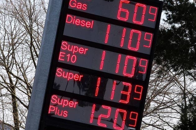 Hannover, Coronavirus lässt Benzinpreis kräftig fallen, Tankstelle, Anzeigetafel, Tank Point,