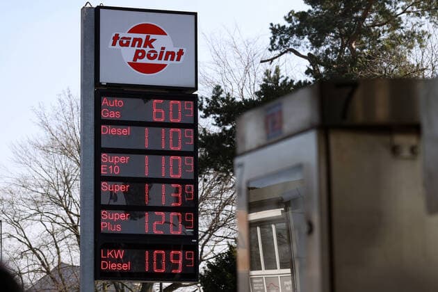 Hannover, Coronavirus lässt Benzinpreis kräftig fallen, Tankstelle, Anzeigetafel, Tank Point,