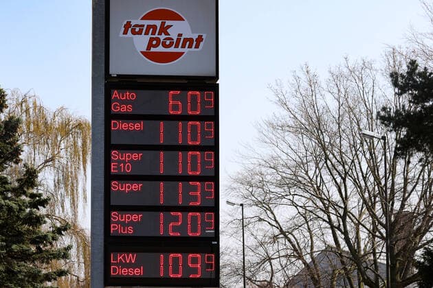 Hannover, Coronavirus lässt Benzinpreis kräftig fallen, Tankstelle, Anzeigetafel, Tank Point,