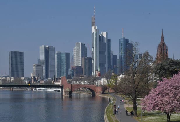 28.03.2020, xblx, Frankfurt am Tag 6 des Kontaktverbots, nur wenige Menschen am Mainufer Frankfurt am Main