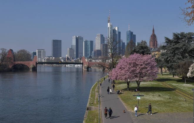 28.03.2020, xblx, Frankfurt am Tag 6 des Kontaktverbots, nur wenige Menschen am Mainufer Frankfurt am Main