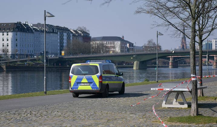 28.03.2020, xblx, Frankfurt am Tag 6 des Kontaktverbots, Polizei fährt Streife am Mainufer Frankfurt am Main