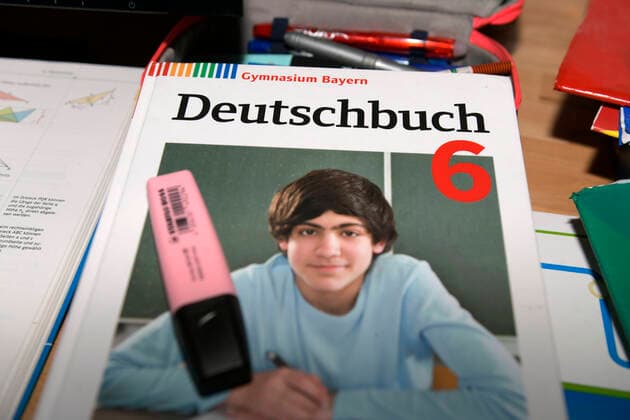26.02.2020, Kinder und Familie, (Modelreleased). Kinder in Bayern machen wegen der Corona-Pandemie Unterricht von Zuhause aus. Am Schreibtisch liegt ein Deutsch-Schulbuch für das Gymnasium. 26.02.2020, Kinder und Familie, homeschooling 26.02.2020, Kinder und Familie, homeschooling