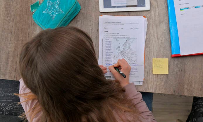 28.02.2020, Kinder und Familie, (Modelreleased). Home Schooling, Kinder in Bayern machen wegen der Corona-Pandemie Unterricht von Zuhause aus. Mädchen sitzt am Schreibtisch und lernt ihre Unterrichts-Aufgaben auf dem iPad 28.02.2020, Kinder und Familie, homeschooling 28.02.2020, Kinder und Familie, homeschooling