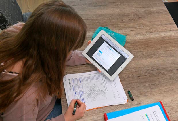 28.02.2020, Kinder und Familie, (Modelreleased). Home Schooling, Kinder in Bayern machen wegen der Corona-Pandemie Unterricht von Zuhause aus. Mädchen sitzt am Schreibtisch und lernt ihre Unterrichts-Aufgaben auf dem iPad 28.02.2020, Kinder und Familie, homeschooling 28.02.2020, Kinder und Familie, homeschooling