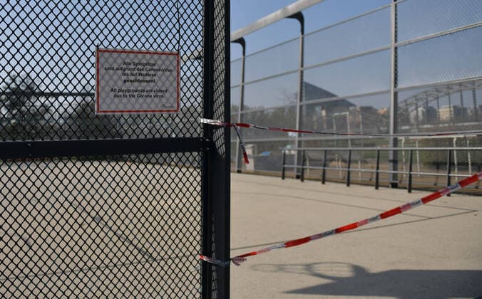 28.03.2020, xblx, Frankfurt am Tag 6 des Kontaktverbots, gesperrter Sportplatz bei der EZB am Mainufer Frankfurt am Main