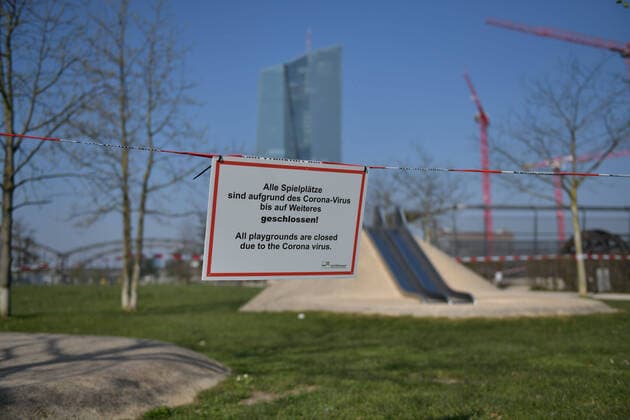 28.03.2020, xblx, Frankfurt am Tag 6 des Kontaktverbots, gesperrter Spielplatz bei der EZB am Mainufer Frankfurt am Main
