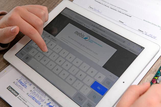28.02.2020, Kinder und Familie, (Modelreleased). Home Schooling, Kinder in Bayern machen wegen der Corona-Pandemie Unterricht von Zuhause aus. Mädchen sitzt am Schreibtisch und lernt ihre Unterrichts-Aufgaben auf dem iPad 28.02.2020, Kinder und Familie, homeschooling 28.02.2020, Kinder und Familie, homeschooling
