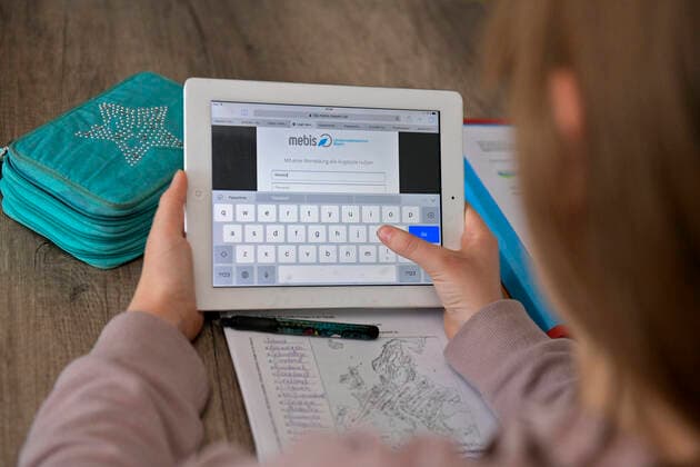 28.02.2020, Kinder und Familie, (Modelreleased). Home Schooling, Kinder in Bayern machen wegen der Corona-Pandemie Unterricht von Zuhause aus. Mädchen sitzt am Schreibtisch und lernt ihre Unterrichts-Aufgaben auf dem iPad 28.02.2020, Kinder und Familie, homeschooling 28.02.2020, Kinder und Familie, homeschooling